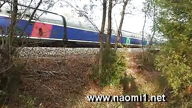 Cô gái tóc vàng trong một quan sec tay den hệ