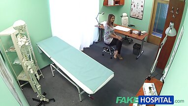 Cô gái tóc vàng Kate Anh nhận được gai tay thu dam một từ BBC